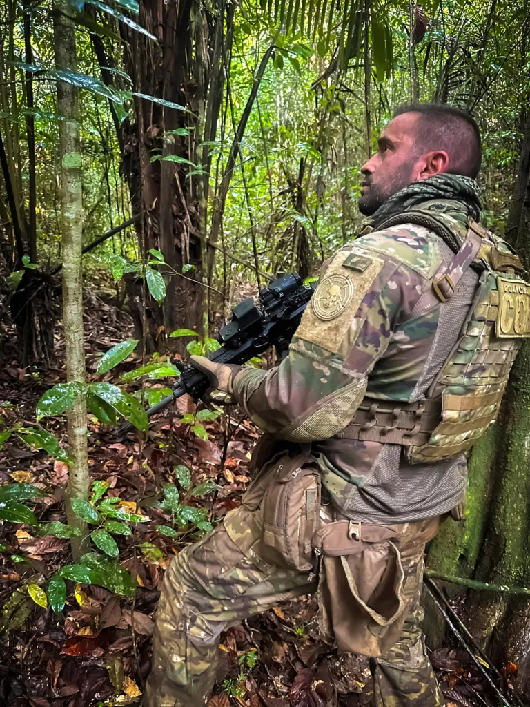 Douglas Pithon com uniforme camuflado em ambiente de selva
