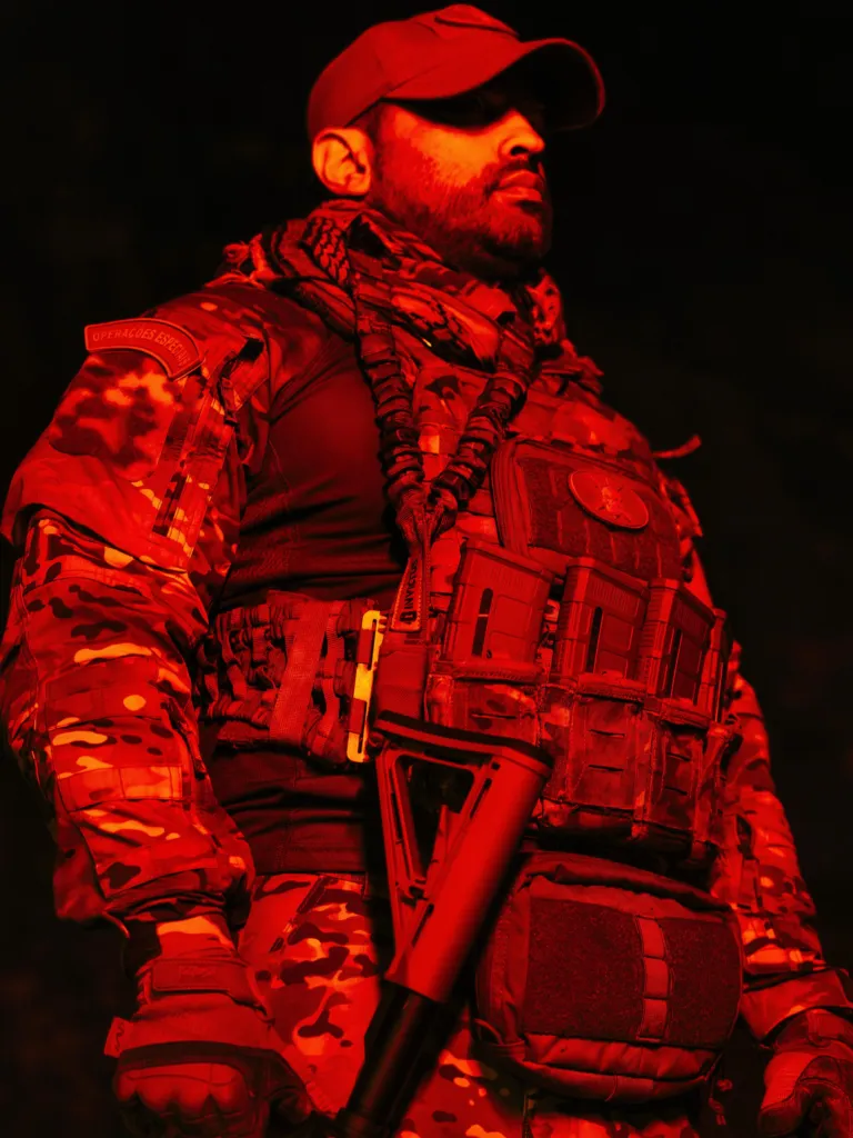 Douglas Pithon com uniforme camuflado e colete tático