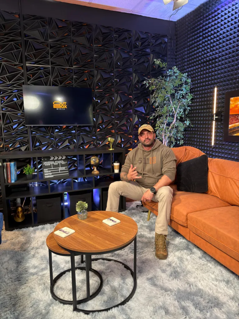 Douglas Pithon em estúdio de podcast