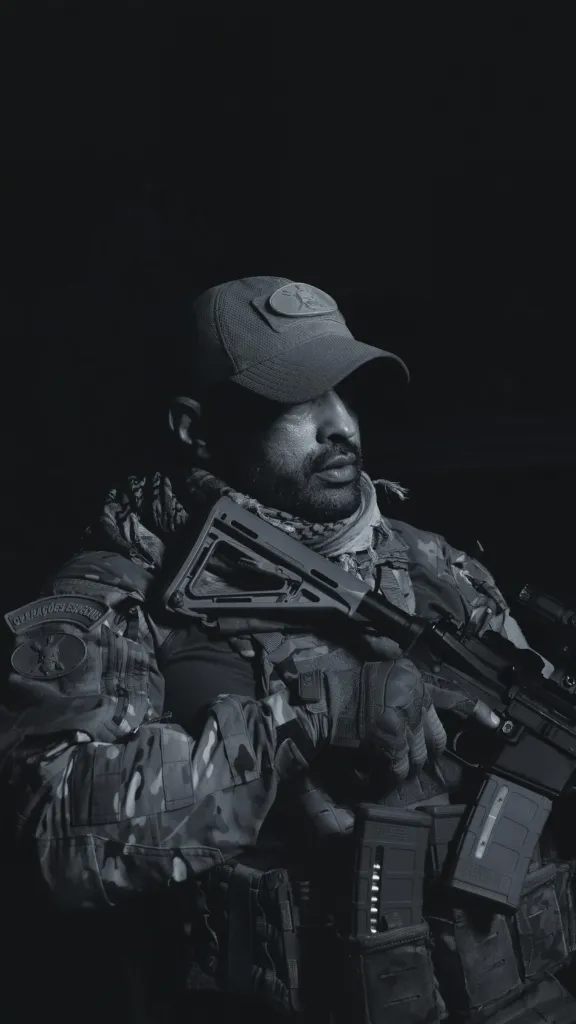 Douglas Pithon em retrato noturno de baixa luz, com equipamento tático