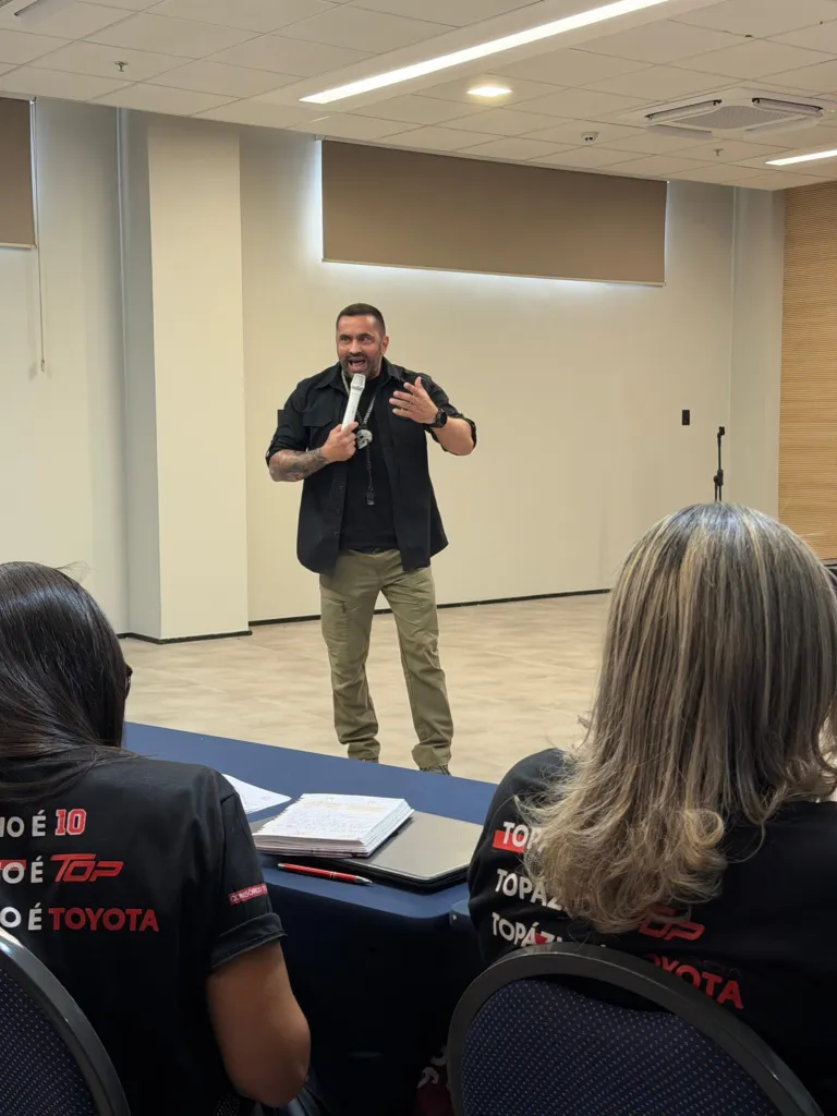 Douglas Pithon ministrando palestra para uma plateia