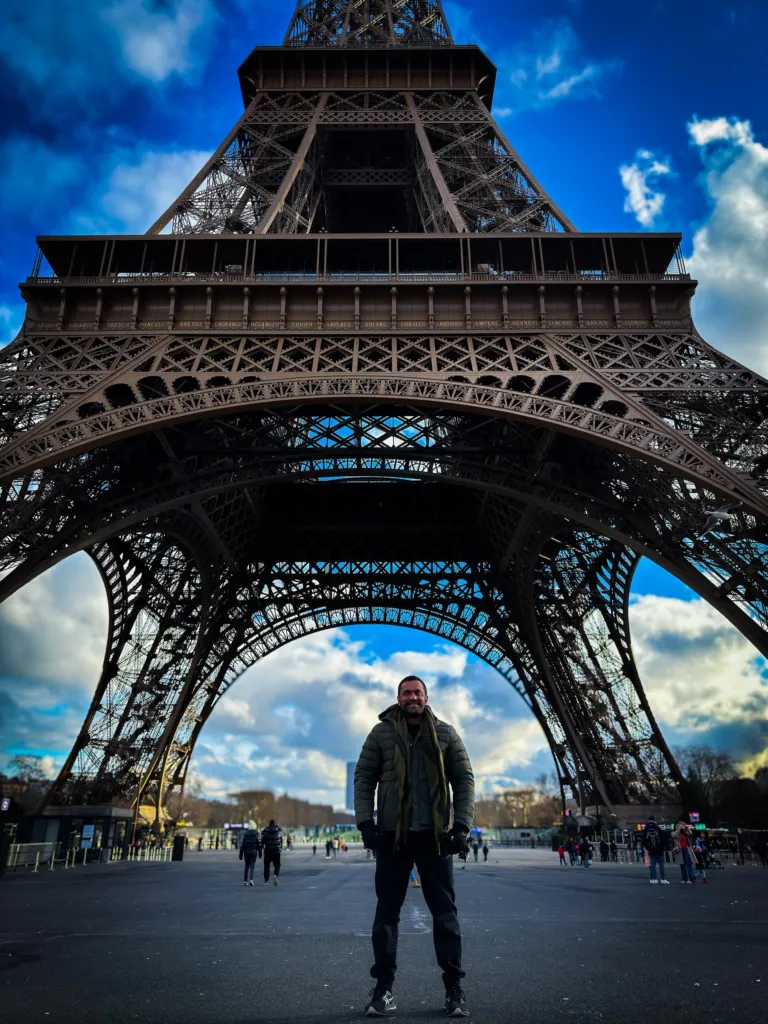Douglas Pithon diante da Torre Eiffel, em Paris