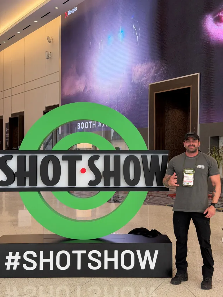 Douglas Pithon na feira SHOT Show